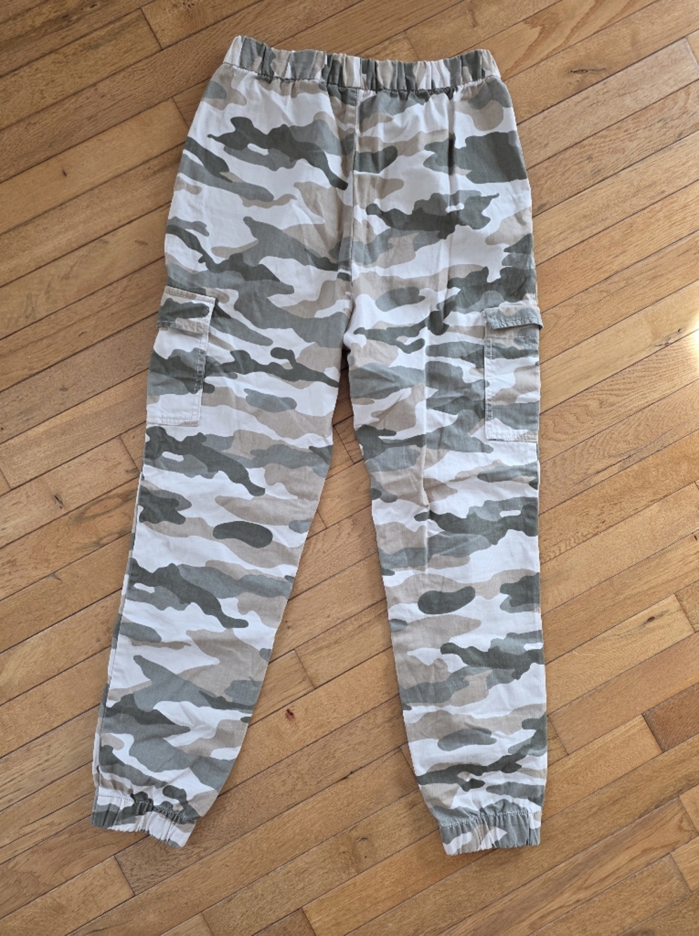 H&M Divided Womans Camo Cargo Pants.